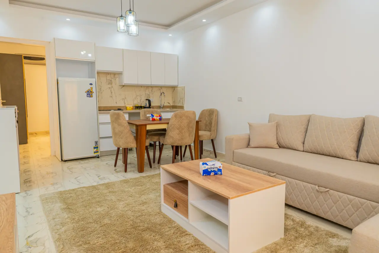 Moderná kuchyňa a obývacia izba v apartmáne v Egypte