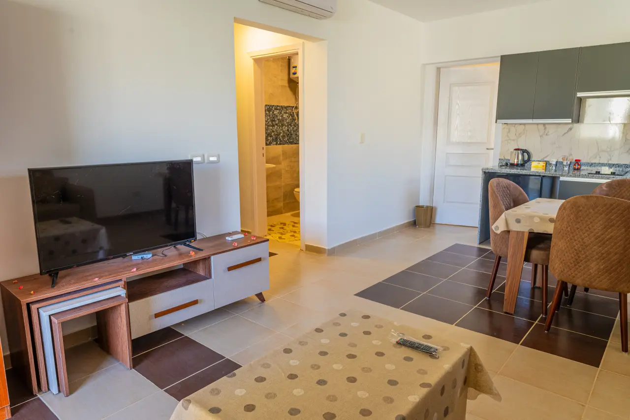 Obývacia izba s TV v apartmáne v Egypte